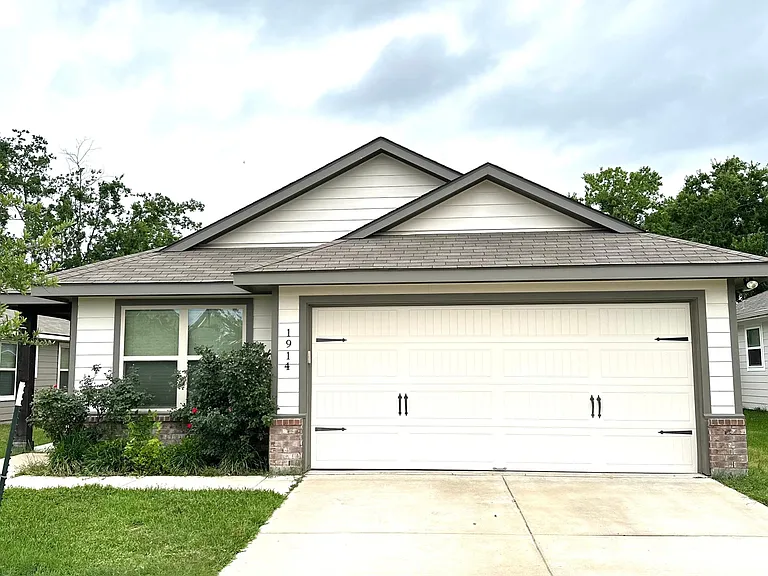 1914 Basil Ct — Photo 1