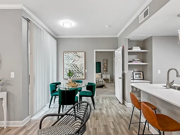Halston Riverside — Photo 9