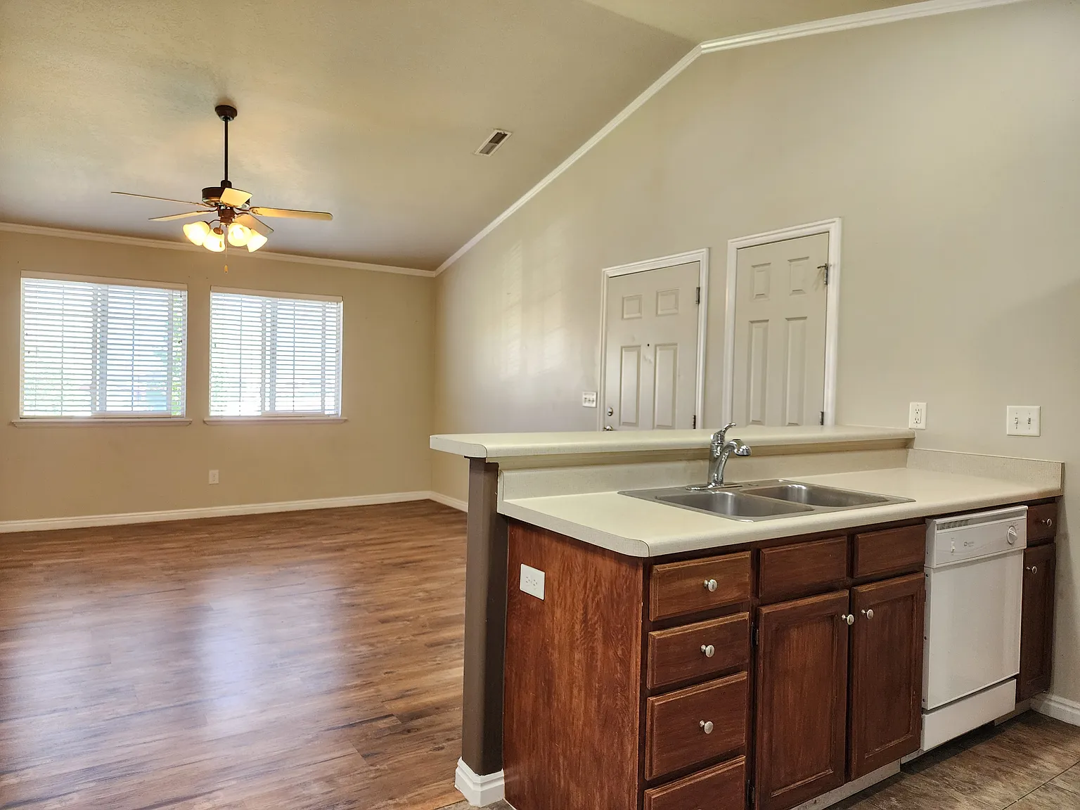 3 bed, 1200 sqft, $1,500 — Photo 3