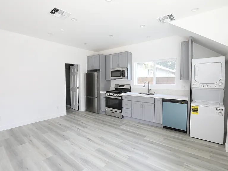116 N Heliotrope Ave #A — Photo 9
