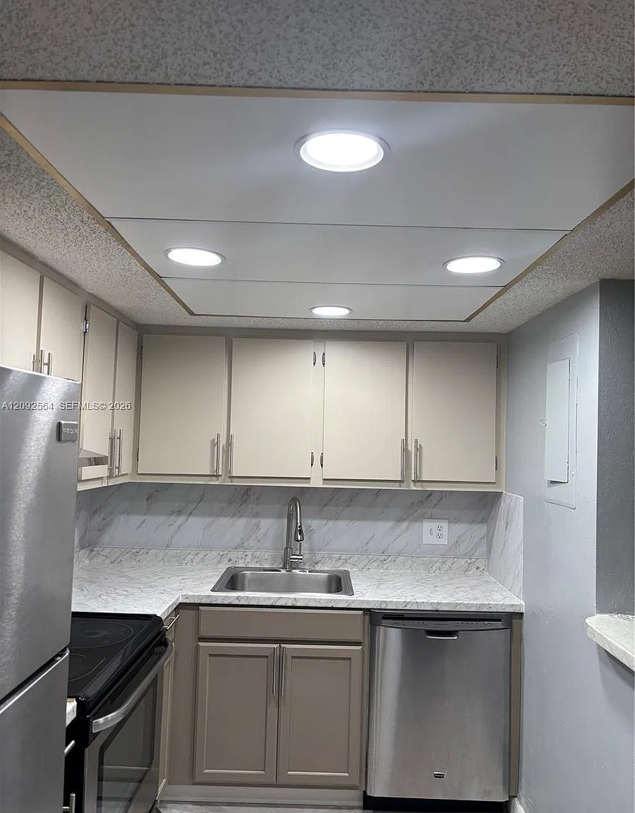 Inverwood Condo — Photo 1