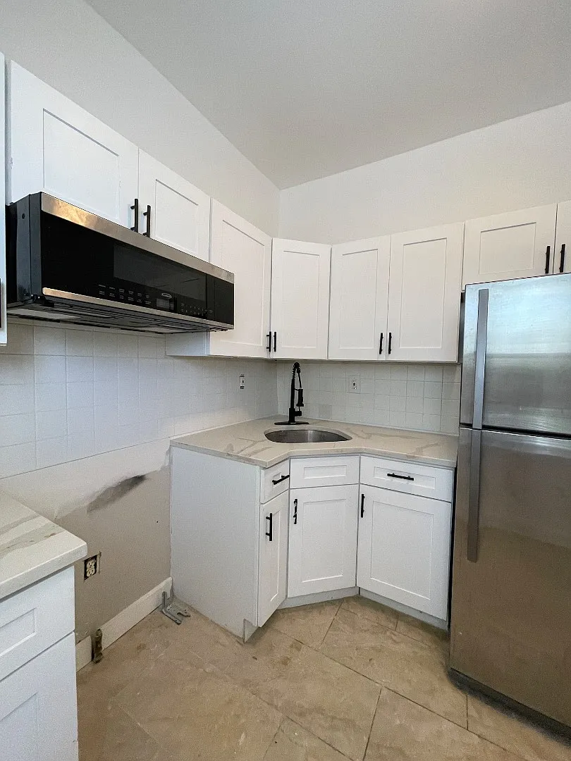 Unit Photo - 644 York St