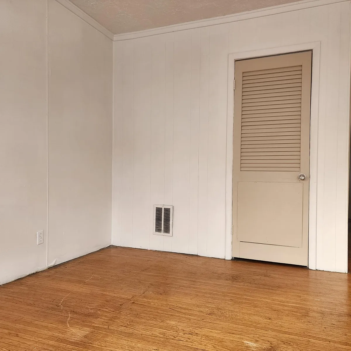 Living room - 372 Glenwood Ave #3