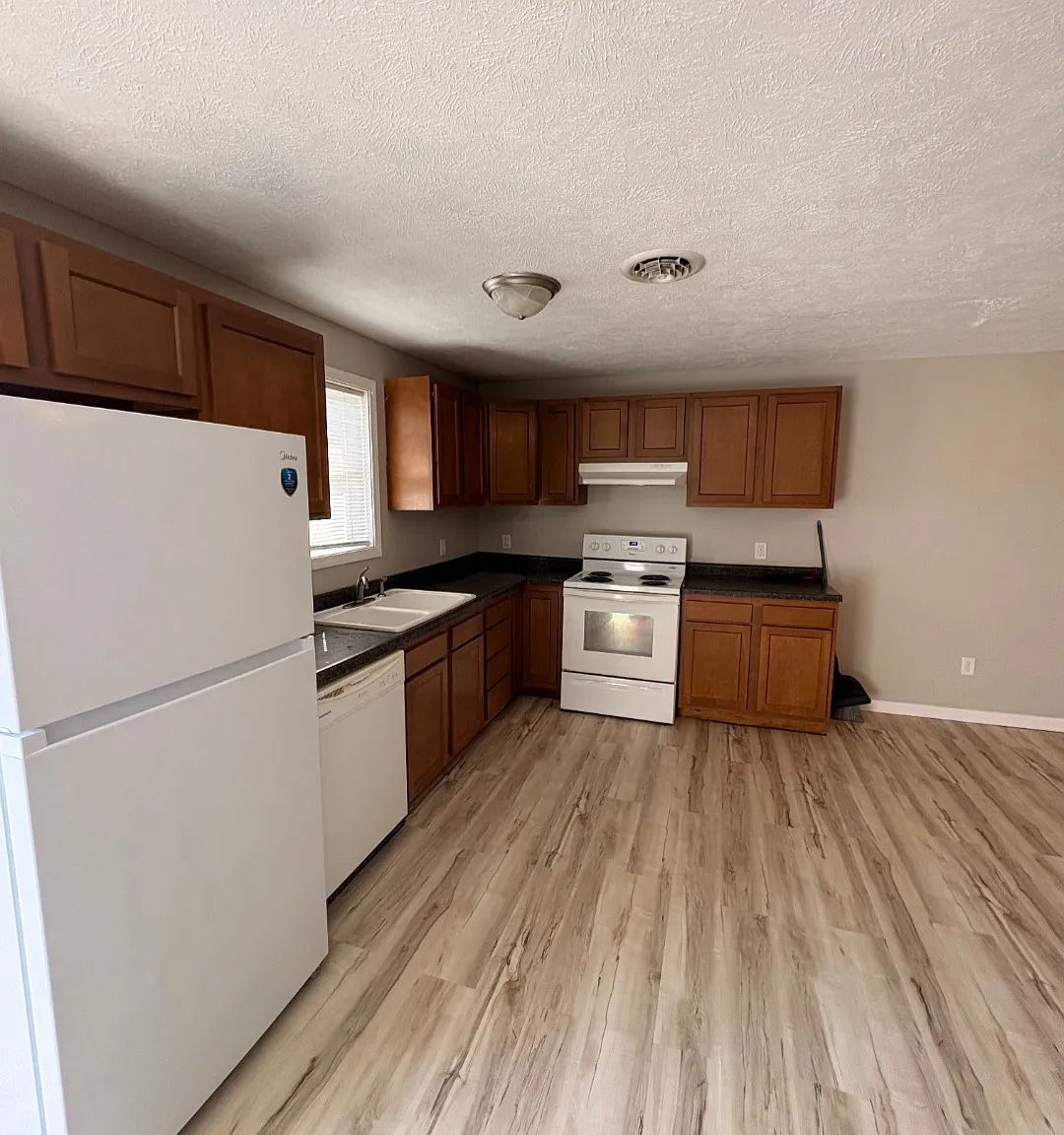 3 bed, 1000 sqft, $1,100 — Photo 1