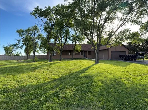 1011 N Arrowhead Dr, Burlington, KS 66839