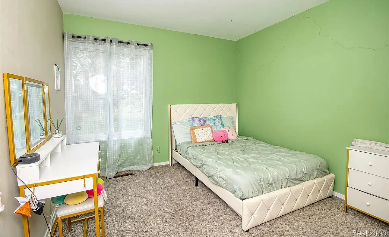 4 bed, 2200 sqft, $2,150 — Photo 2