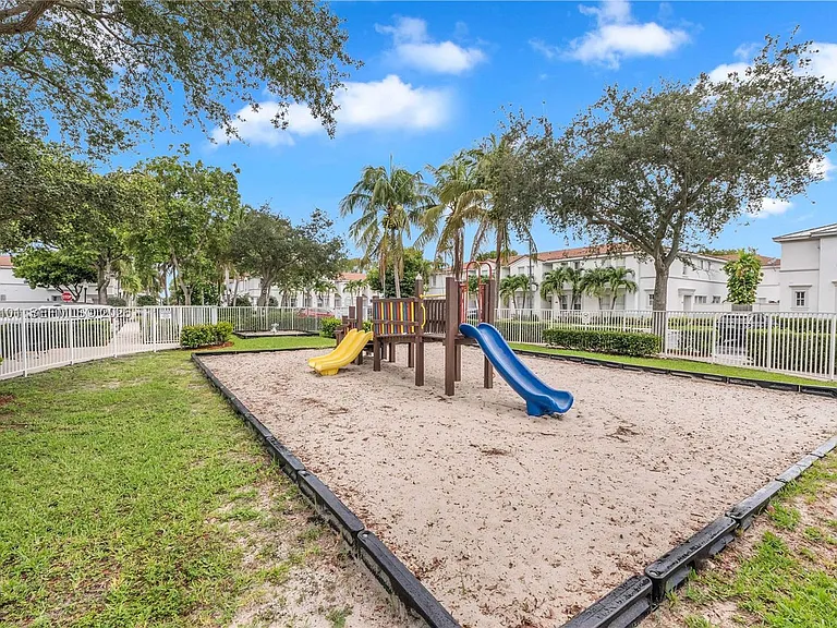 4015 SW 156th Ave #210 — Photo 37