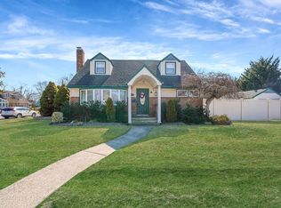 412 Foxhurst Rd, Oceanside, NY 11572