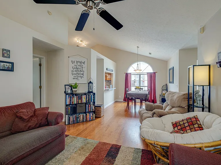 4002 Farmingham Woods Dr — Photo 13