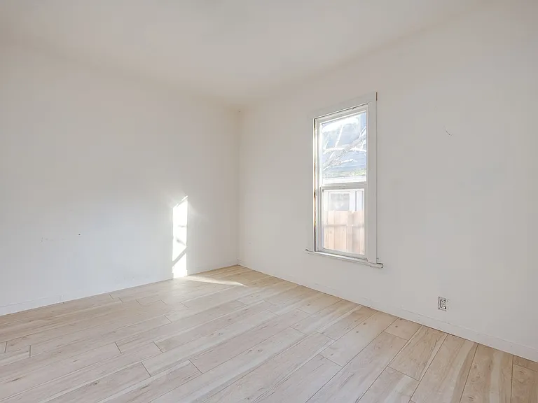 225 SE Spring St — Photo 12