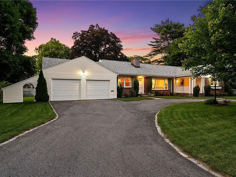 141 Weetamoe Dr — Photo 1