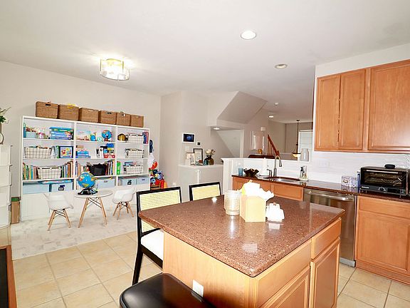 3rd image of 808 Emory Ct