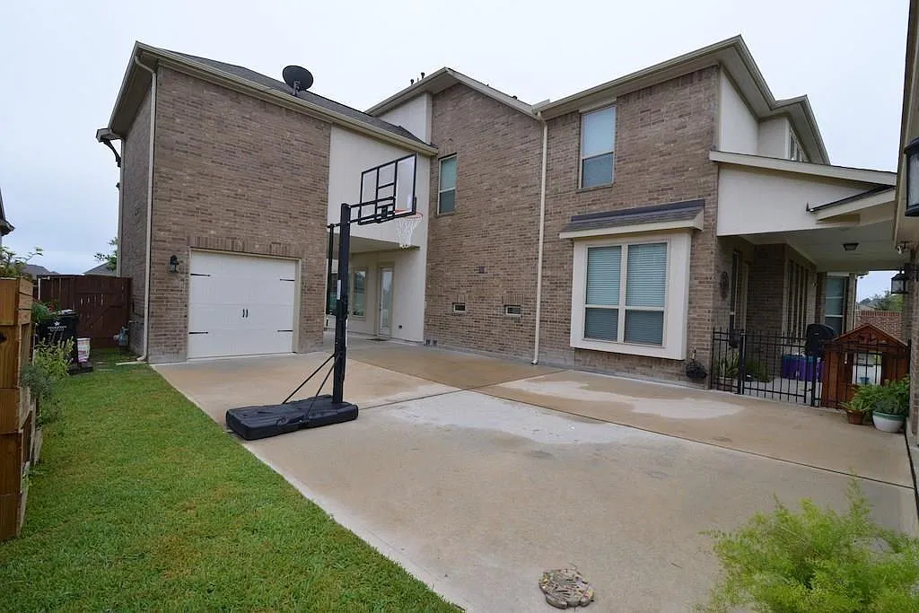 5 bed, 4.5 bath, 4252 sqft, $4,995 — Photo 2