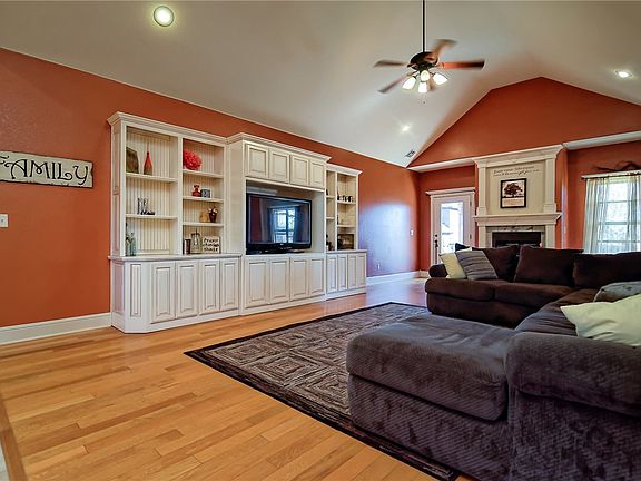 2nd image of 1041 Pheasant Run