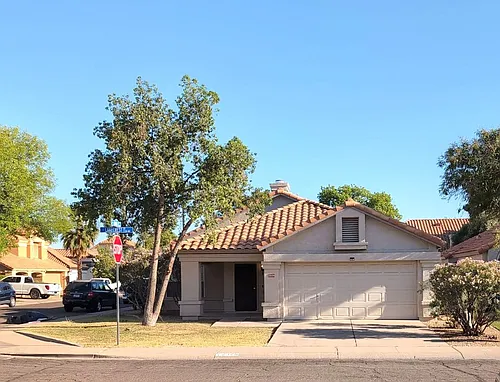 2325 E Lakecrest Dr Photo 1