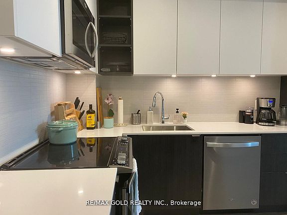 5th image of 100 Eagle Rock Way #901