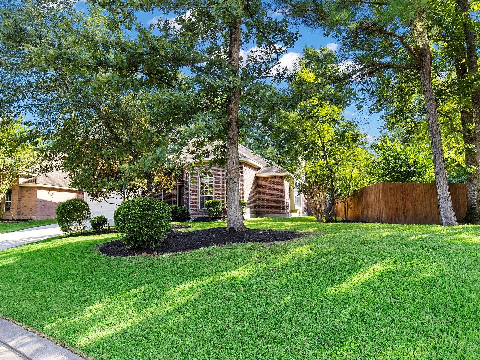 3 bed, 2.5 bath, 2320 sqft, $2,600 — Photo 3