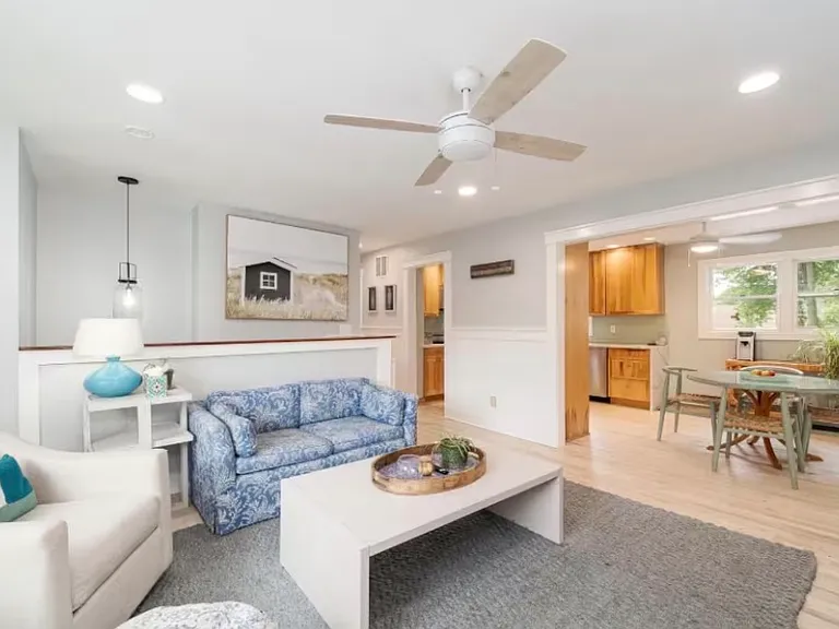 1227 Gardens Ave — Photo 2