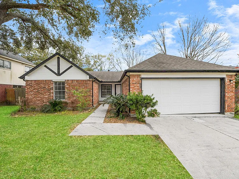 4915 Pecan Grove Dr — Photo 1