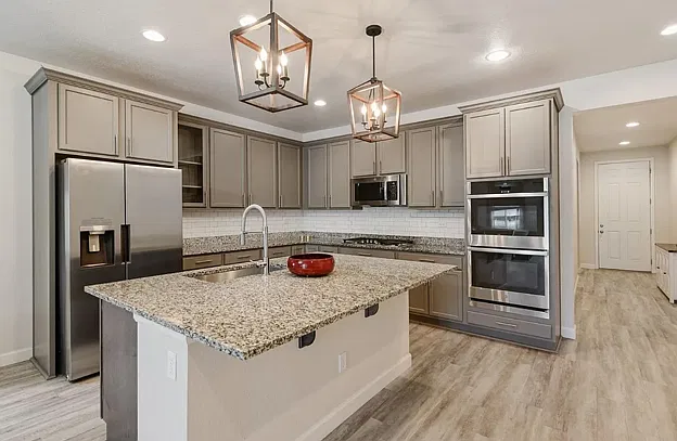 5 bed, 3913 sqft, $3,650 — Photo 2