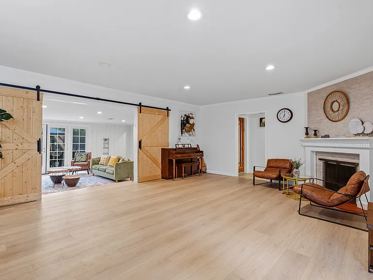 5835 Hillview Park Ave — Photo 24