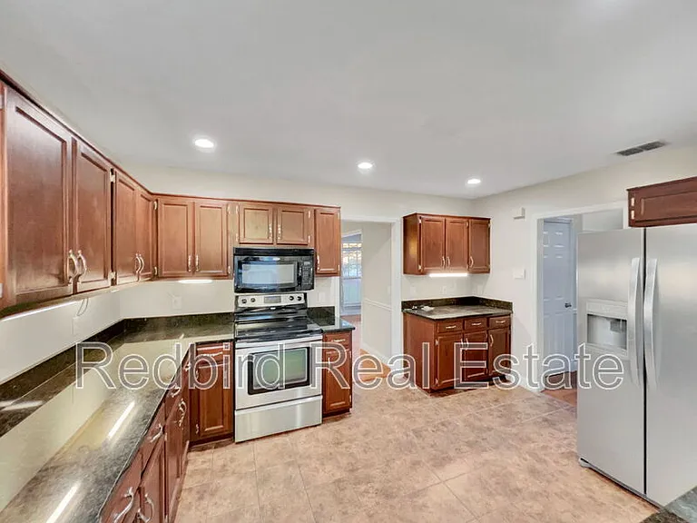 399 Clarkston Dr — Photo 6