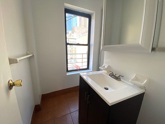 5th image of 357 W 53rd St APT 4E
