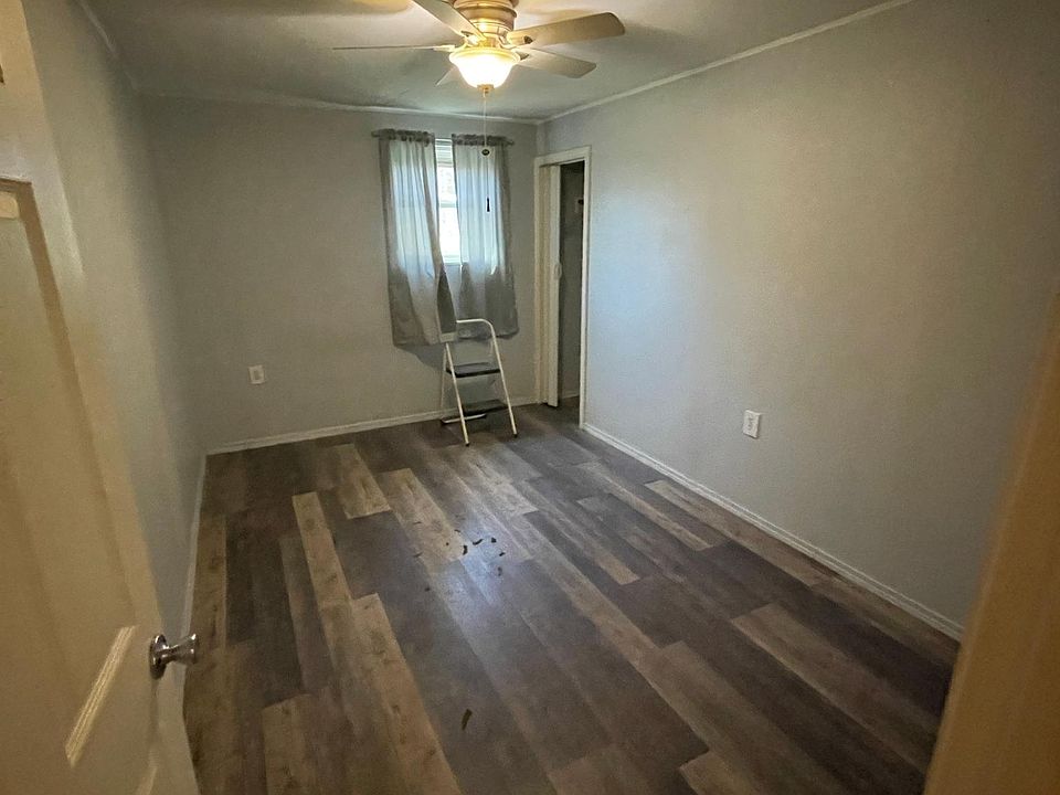 2nd image of 200 S Leona St #C