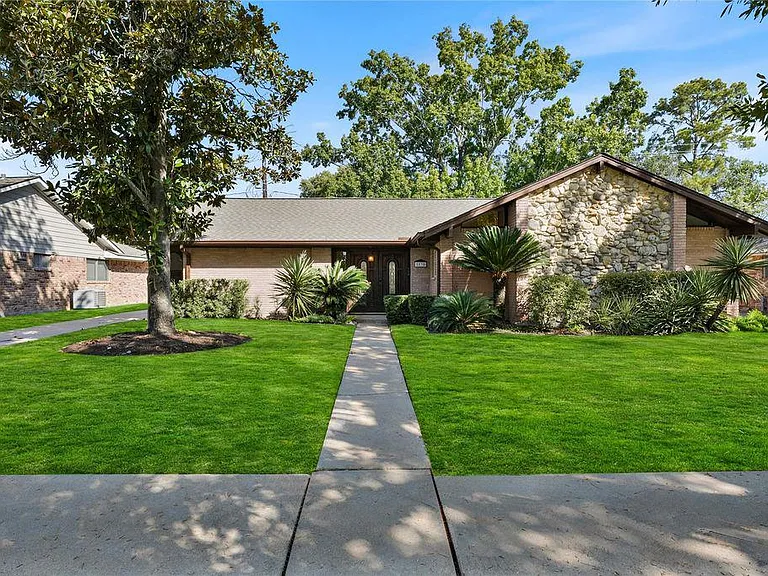 Welcome to your new home in Maplewood! Home has a long driveway which accesses a standalone 2-car garage.
