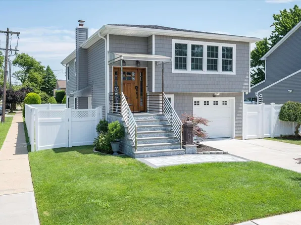 94 Crestwood Boulevard, Farmingdale, NY 11735