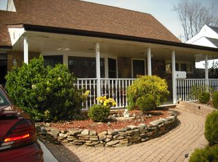 9 Petunia Rd, Levittown, PA 19056