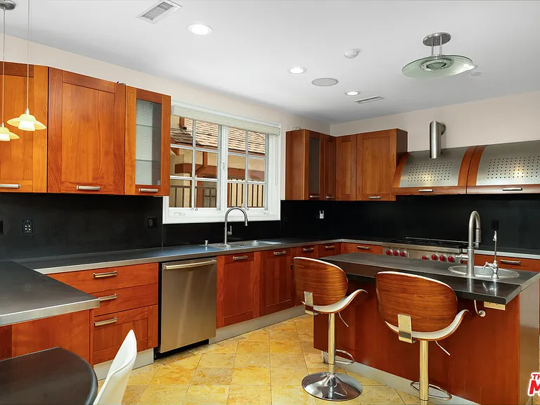 314 N Palm Dr — Photo 37
