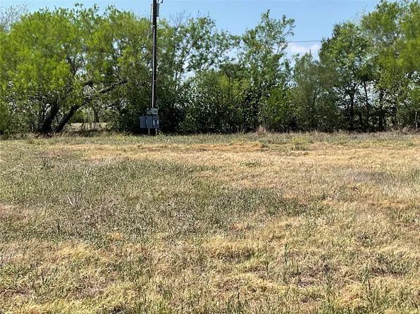 69 Horseshoe Dr, Gonzales, TX 78629