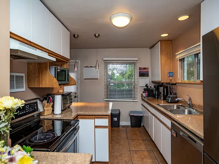 922 E High St — Photo 8