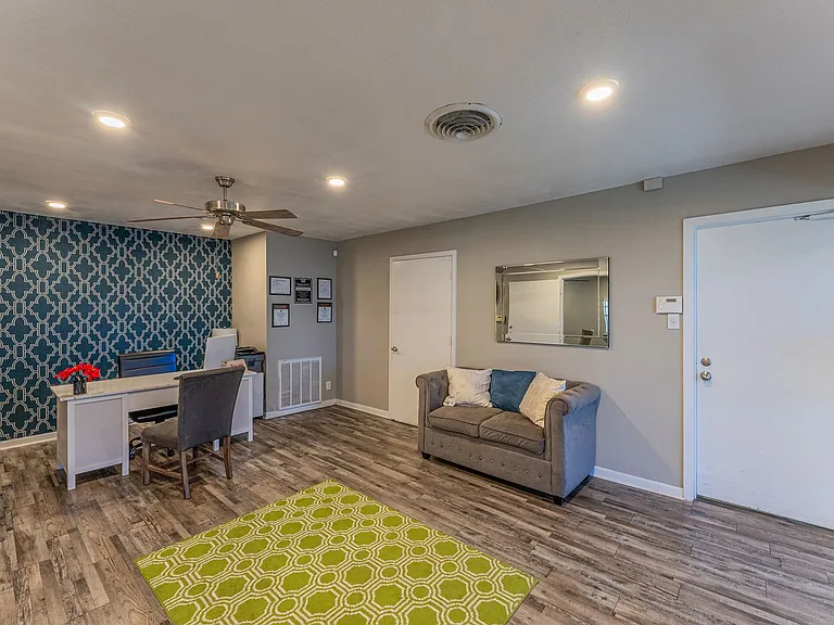 South Crest Apartments: All Bills Paid -Dazzling Dallas Apartments in Quiet Area! — Photo 105