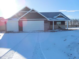 1904 Lucas Dr, New London, WI 54961