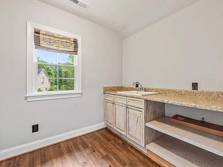 405 Pondview Ct — Photo 24
