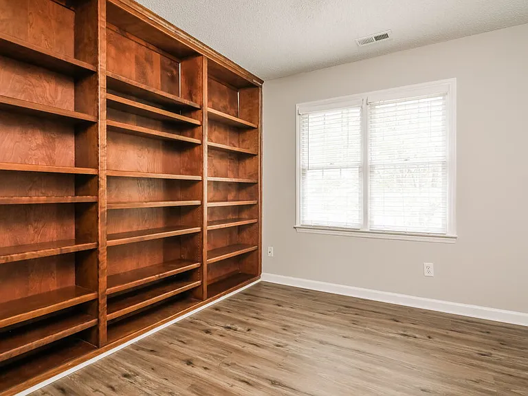 1004 Silverbell Ln — Photo 14