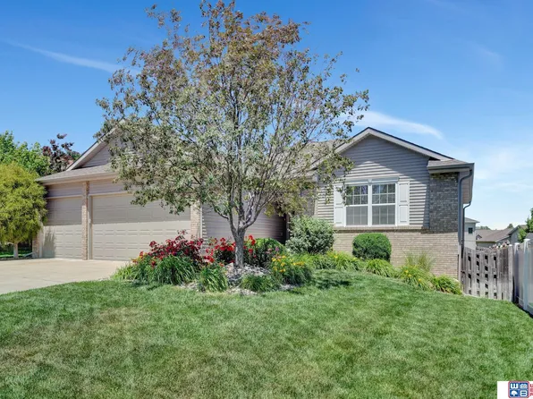 5720 Big Horn Dr, Lincoln, NE 68516