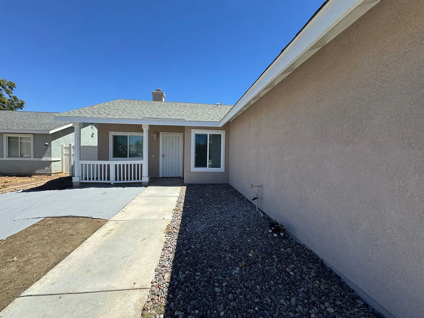 Remodeled 3 Bedroom 2 Bathroom Home in Hemet! — Photo 2