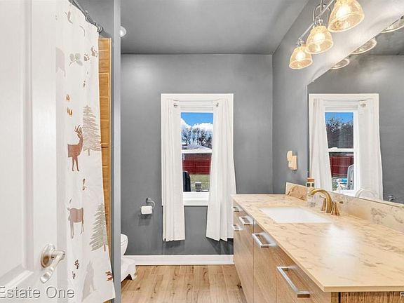 5th image of 16423 Admiral St