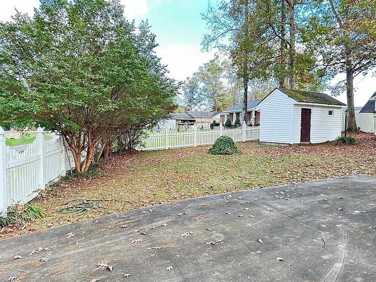 209 Oak Forest Dr — Photo 7