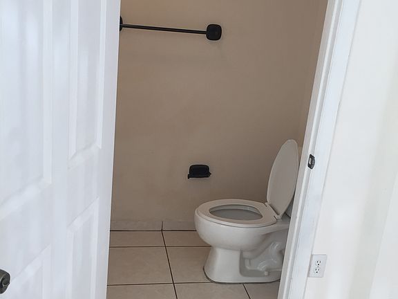 5th image of 920 NW 78th Ave Unit 1B