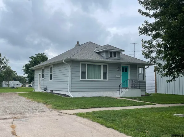 1228 E St, Geneva, NE 68361