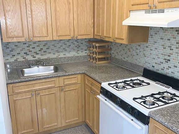 2nd image of 2534 Crescent St APT 4D