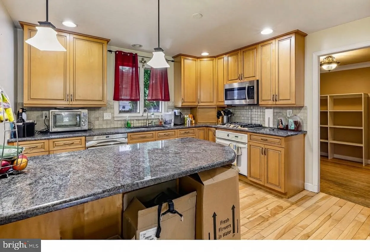 4 bed, 2.5 bath, 2265 sqft, $3,500 — Photo 3