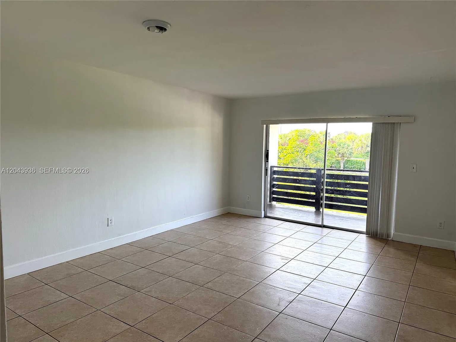 Dadeland Capri Condo — Photo 2