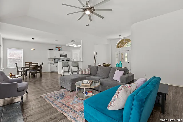 3 bed, 2.0 bath, 1916 sqft, $3,300 — Photo 4