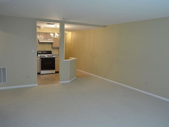 3rd image of 374 Cambridge Dr