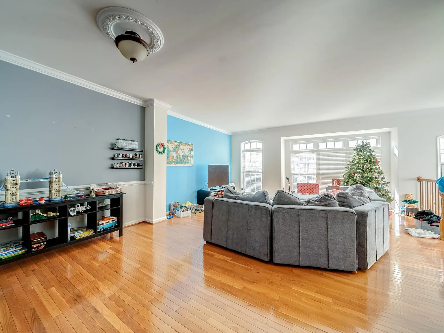 3 bed, 3.5 bath, 2176 sqft, $3,950 — Photo 2